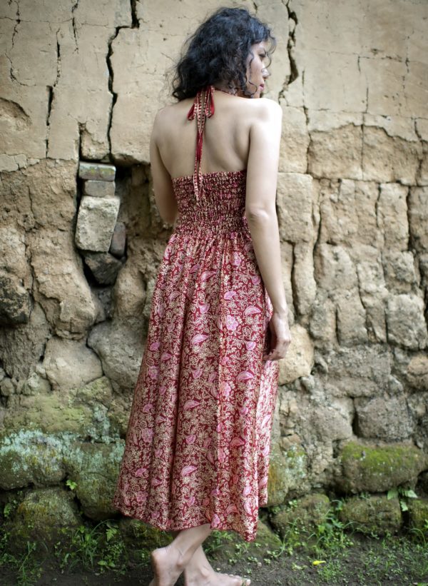 Sukienka maxi z naturalnego jedwabiu z wiązaniem na szyi i profilowanym dekoltem Singaraja modelka back